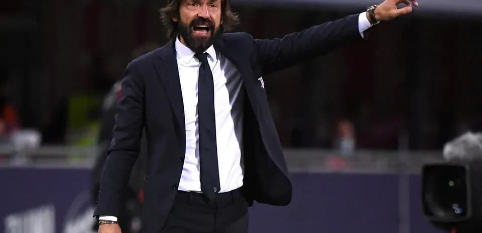 Entrenador dando instrucciones en el partido