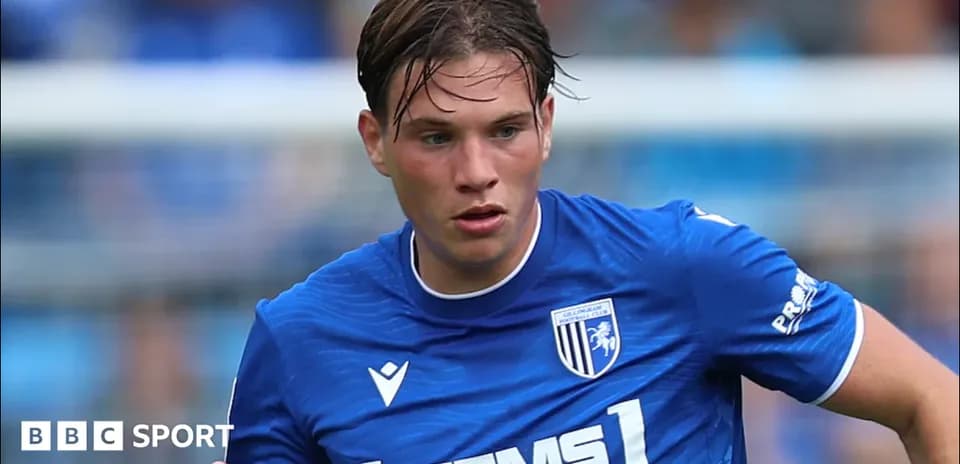 Jugador de Gillingham FC corriendo en el campo