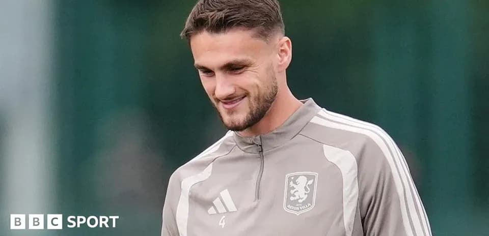 Jugador de Aston Villa entrenando en el campo