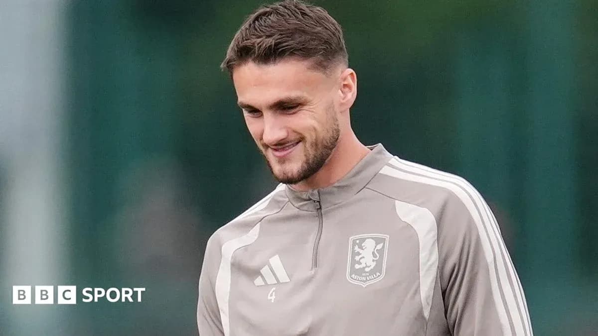 Jugador de Aston Villa entrenando en el campo