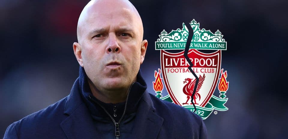 Entrenador frente al escudo del Liverpool FC