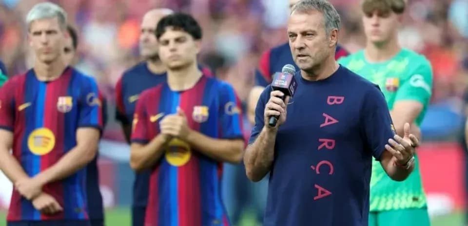 Entrenador hablando en evento de presentación del equipo