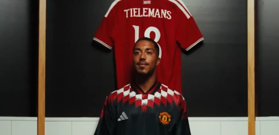 Jugador posando con camiseta de Manchester United