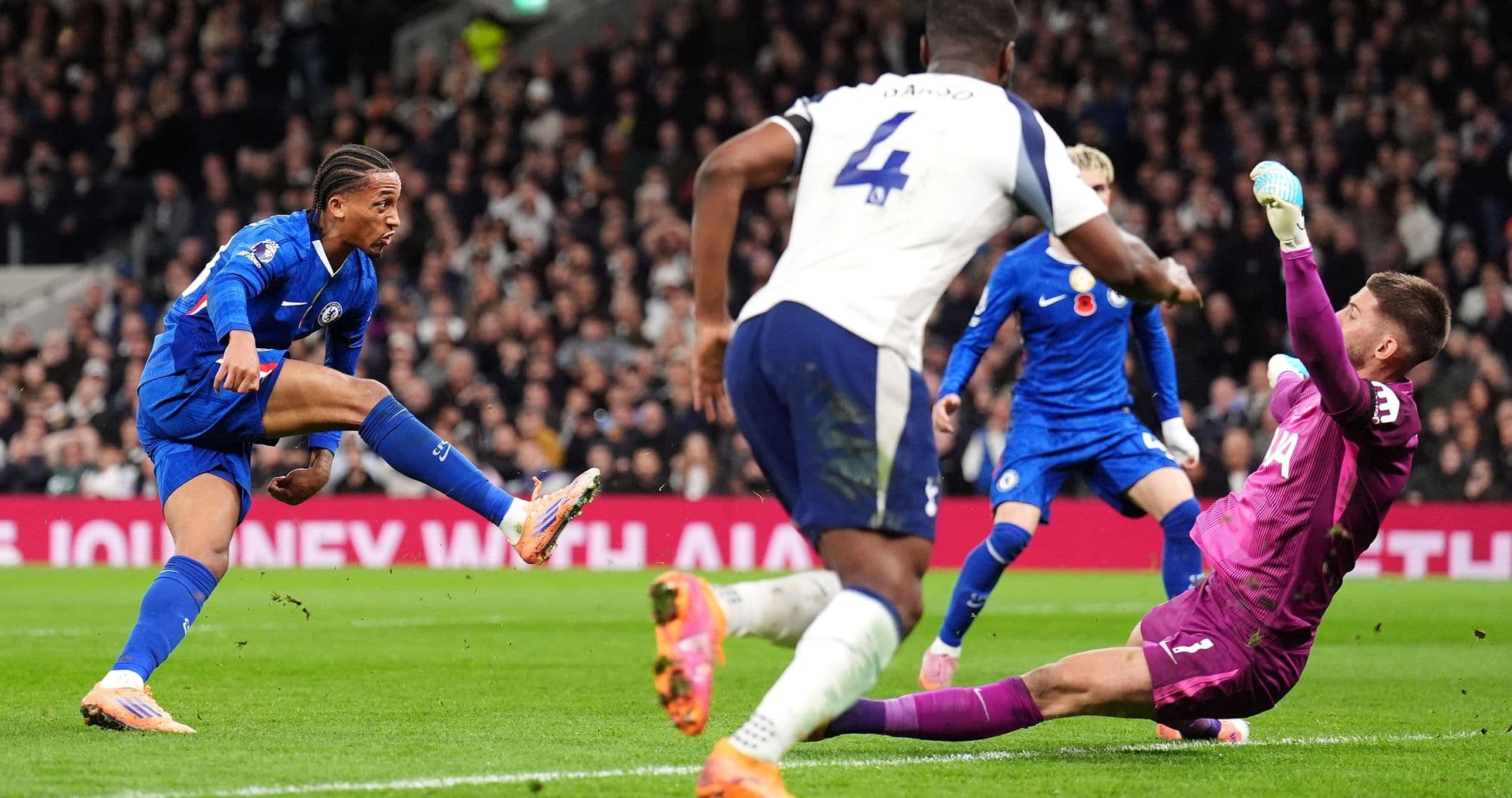 Un jugador de Chelsea disparando a puerta