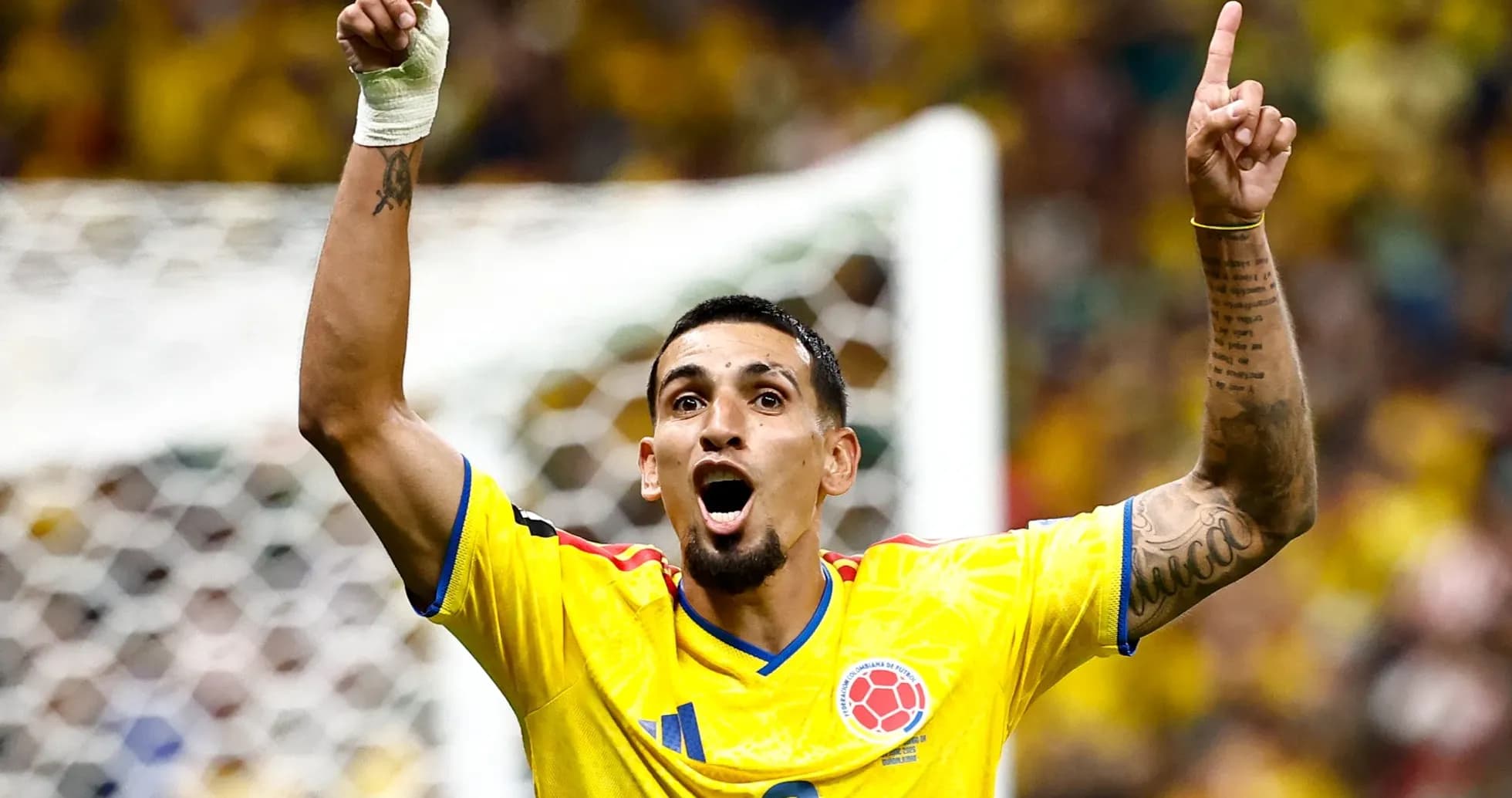 Jugador colombiano celebrando un gol durante el partido