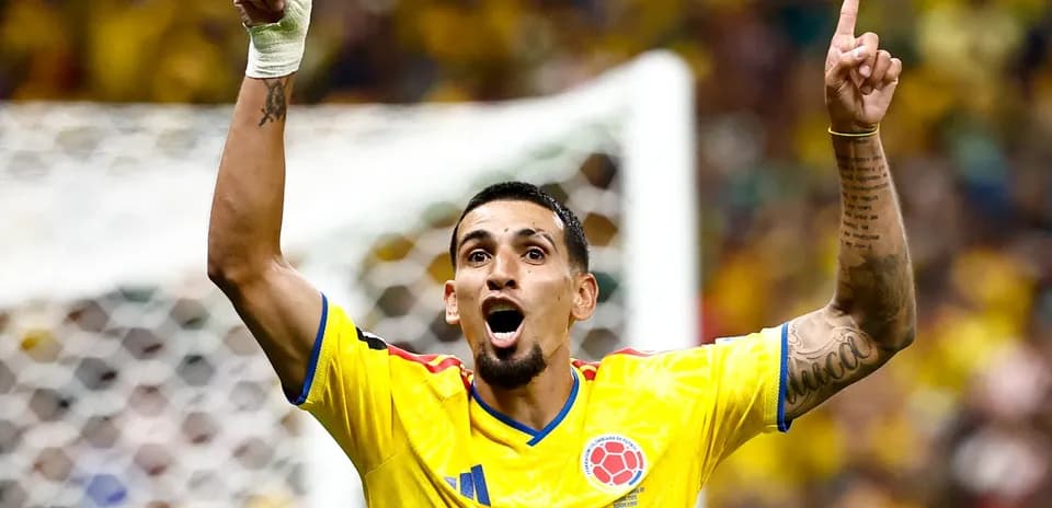 Jugador colombiano celebrando un gol durante el partido