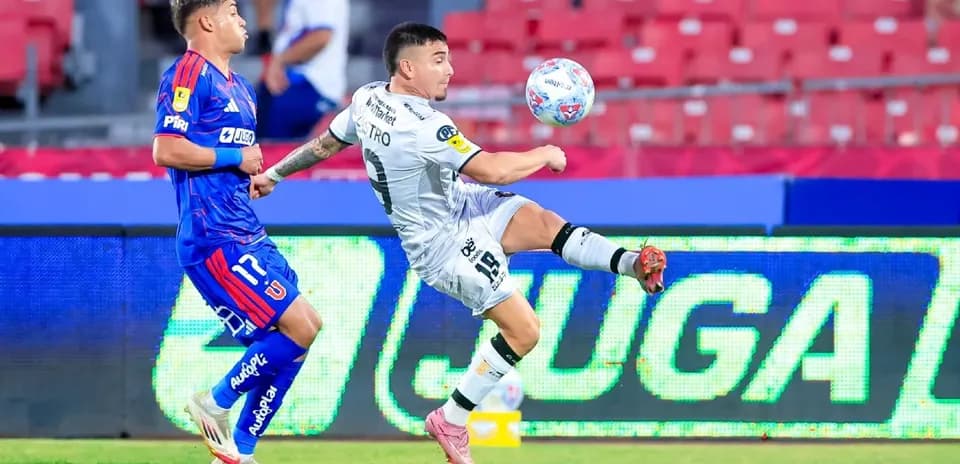 Jugador de Deportes Limache en acción contra U de Chile