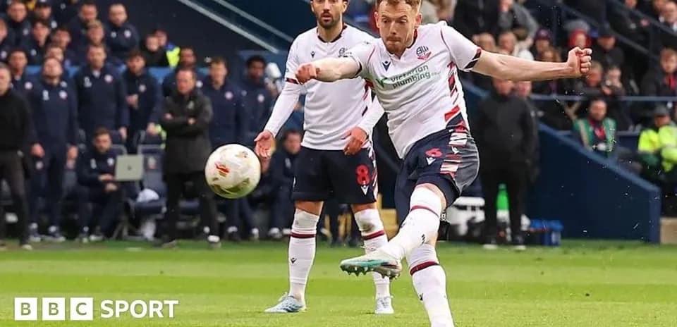 Jugador ejecutando un tiro durante el partido