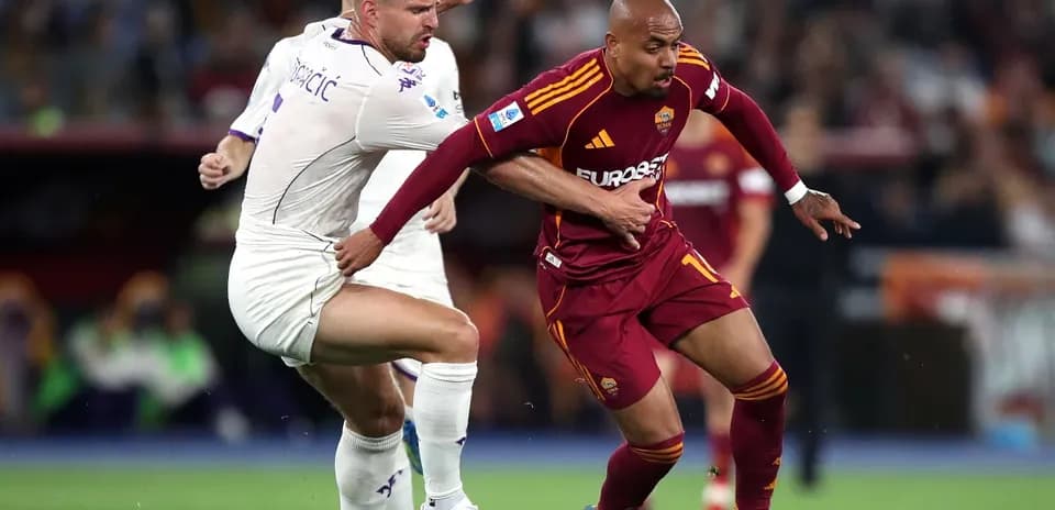 Jugador de AS Roma luchando por el balón
