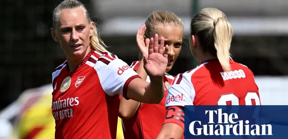 Jugadoras de Arsenal interactuando en entrenamiento
