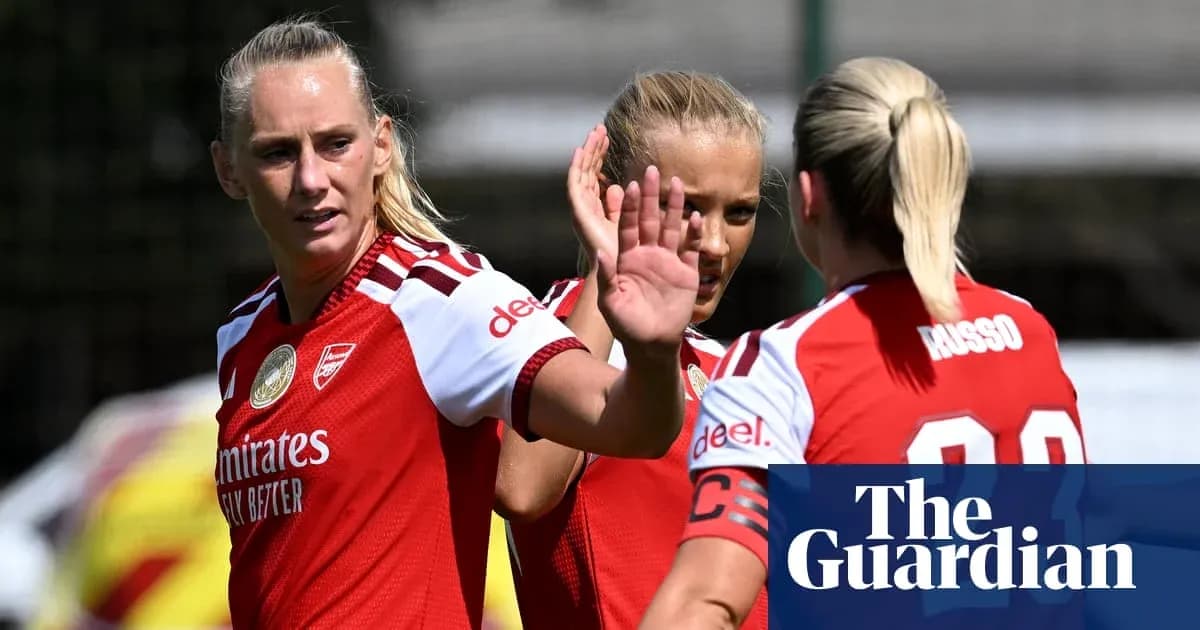 Jugadoras de Arsenal interactuando en entrenamiento