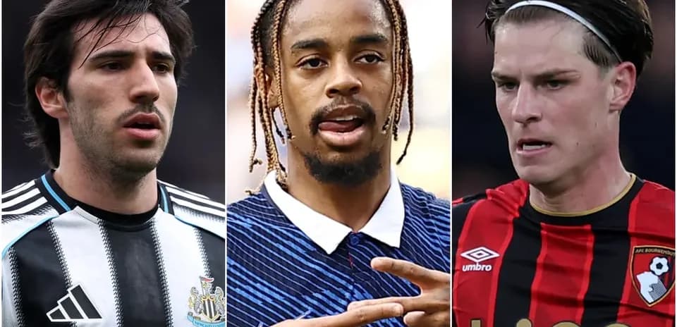 Tres futbolistas en primer plano, en diferentes camisetas