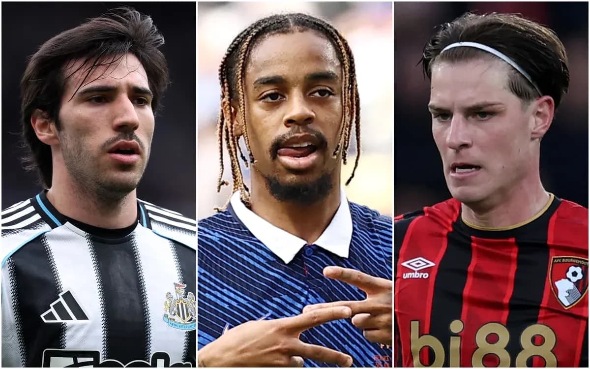 Tres futbolistas en primer plano, en diferentes camisetas