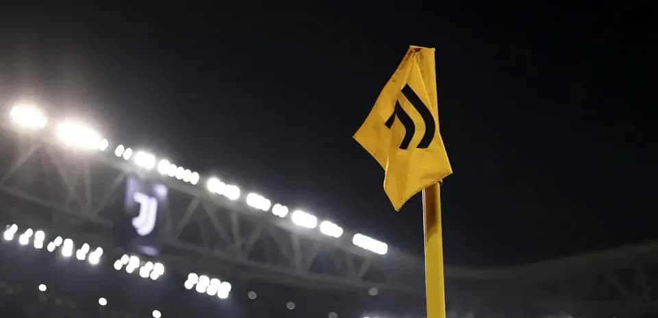 Bandera amarilla de córner en el estadio Juventus