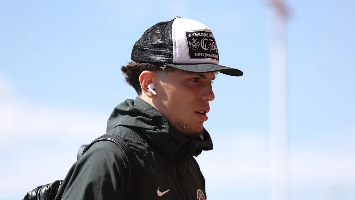 Jugador caminando con gorra y auriculares blancos