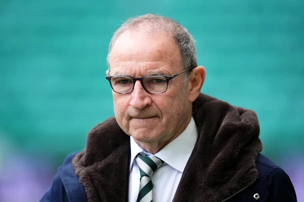 Entrenador en el campo antes del partido