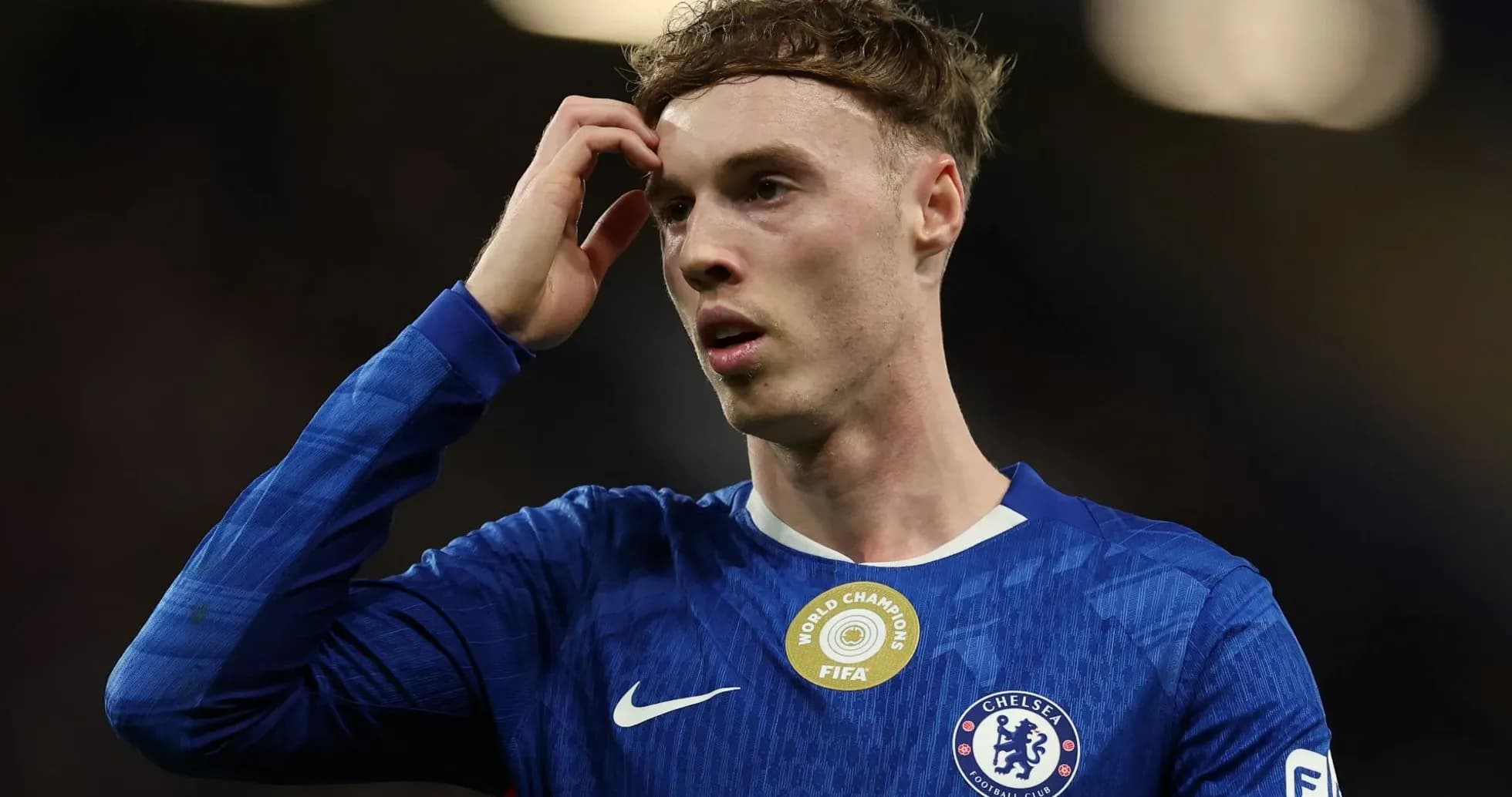 Jugador de Chelsea mostrando confusión en el campo