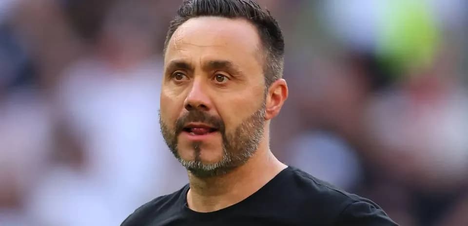 Entrenador observando el juego desde la banda