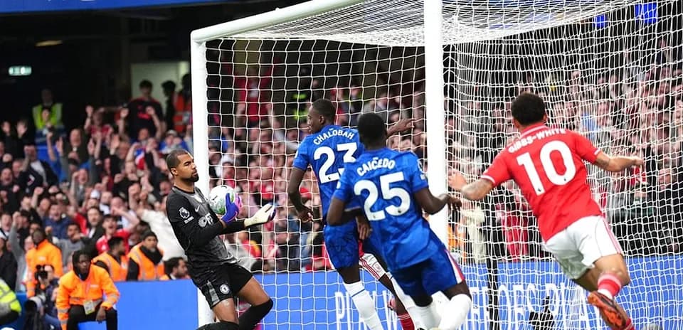 El portero detiene un tiro en el partido