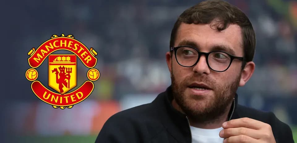Hombre hablando con el logo de Manchester United