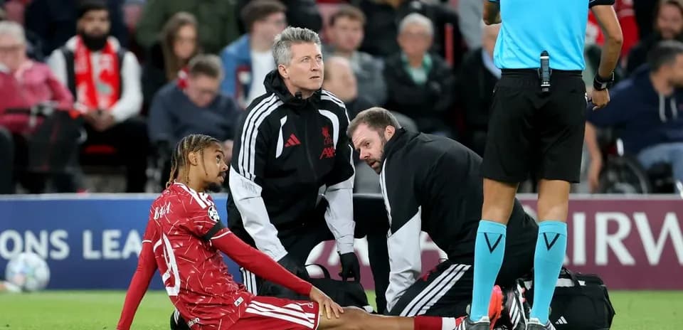 Jugador de Liverpool recibiendo atención médica en el campo