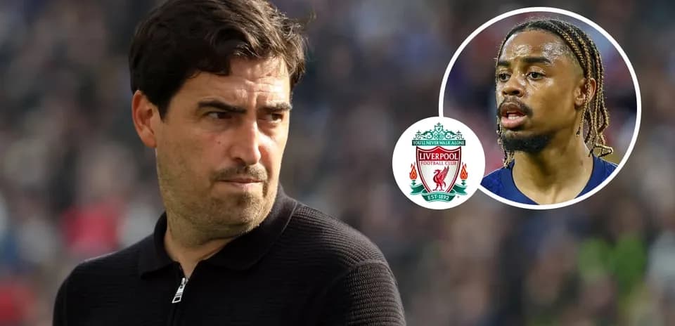 Entrenador observando partido con jugadores de Liverpool