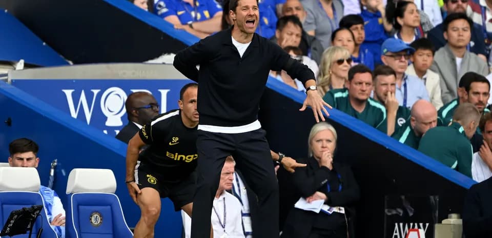 Entrenador dirigiendo al equipo desde la línea lateral