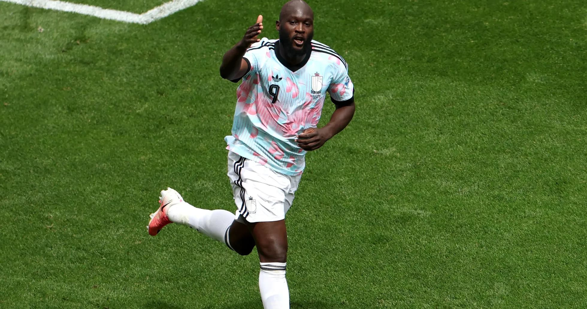 Jugador corriendo tras anotar un gol en el partido