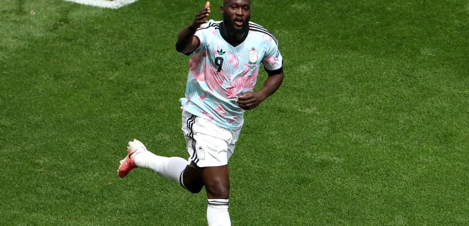 Jugador corriendo tras anotar un gol en el partido