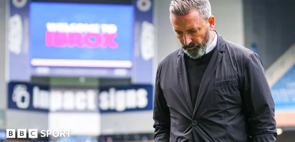 Entrenador caminando en Ibrox Stadium, mirando hacia abajo