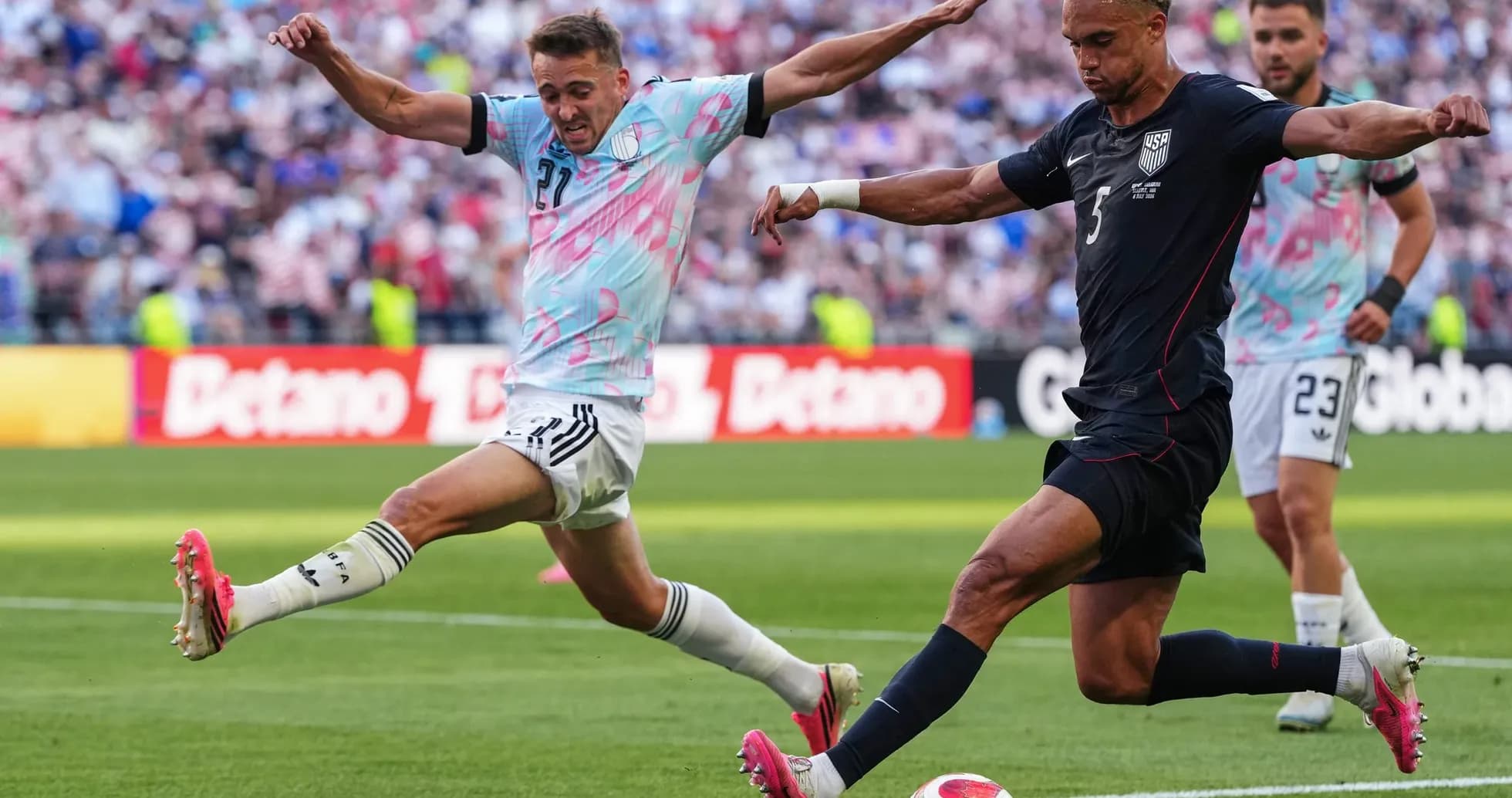 Jugadores compitiendo durante el partido de fútbol