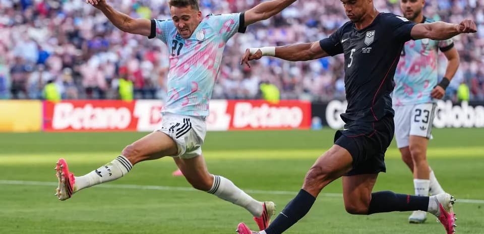 Jugadores compitiendo durante el partido de fútbol