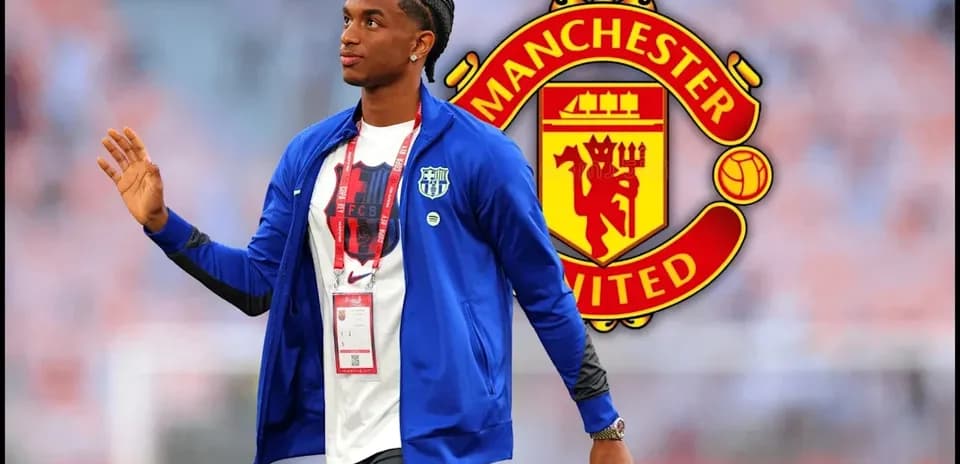 Jugador saludando con el logo de Manchester United detrás