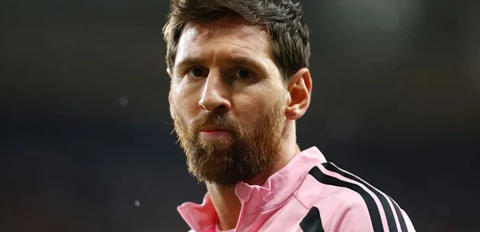 Jugador en uniforme rosa de Inter Miami en el campo