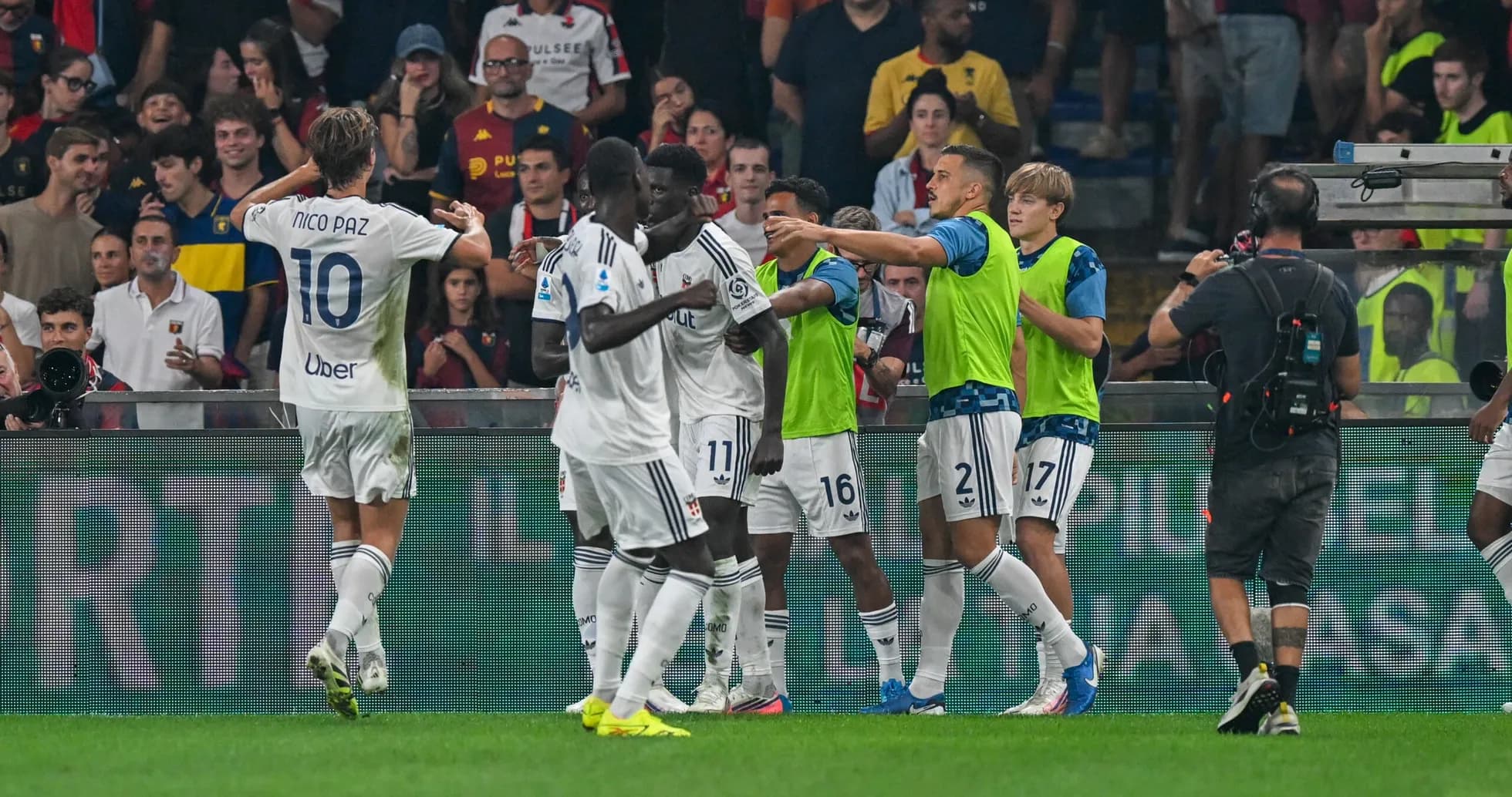 Celebración de gol de jugadores de Como