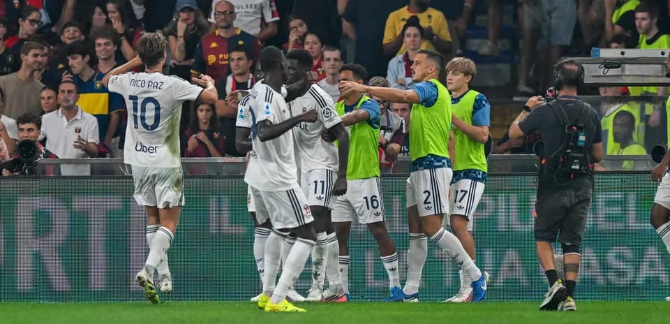 Celebración de gol de jugadores de Como
