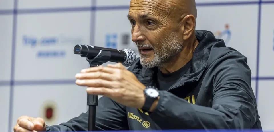Entrenador hablando en rueda de prensa