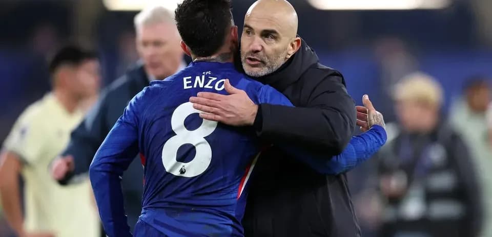 Entrenador abrazando a jugador después del partido