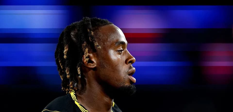 Jugador en perfil con fondo desenfocado colorido