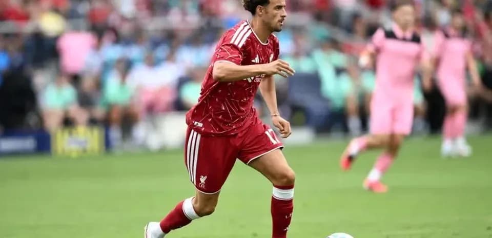 Jugador de Liverpool corriendo con el balón en partido