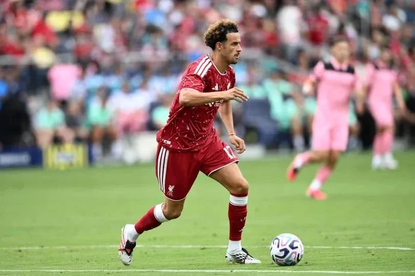 Jugador de Liverpool corriendo con el balón en partido