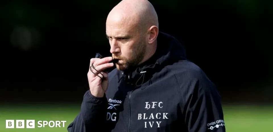 Entrenador con silbato en sesión de entrenamiento