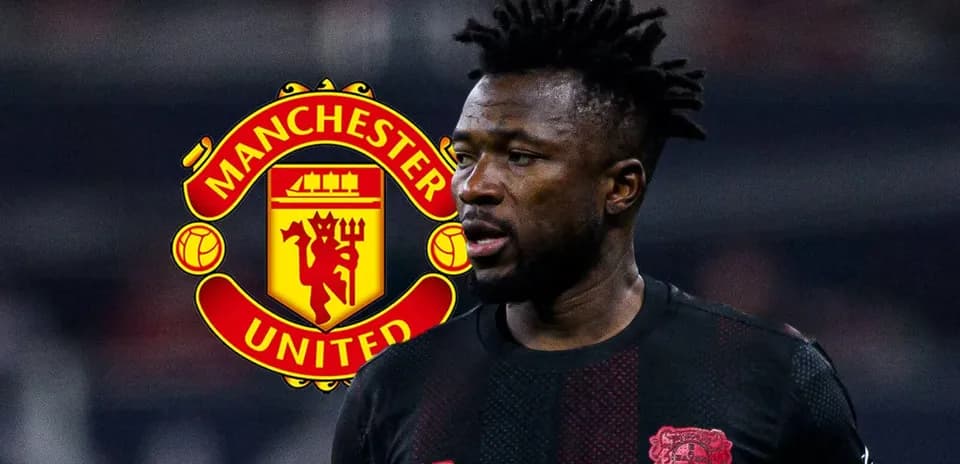 Jugador de fútbol frente al escudo de Manchester United
