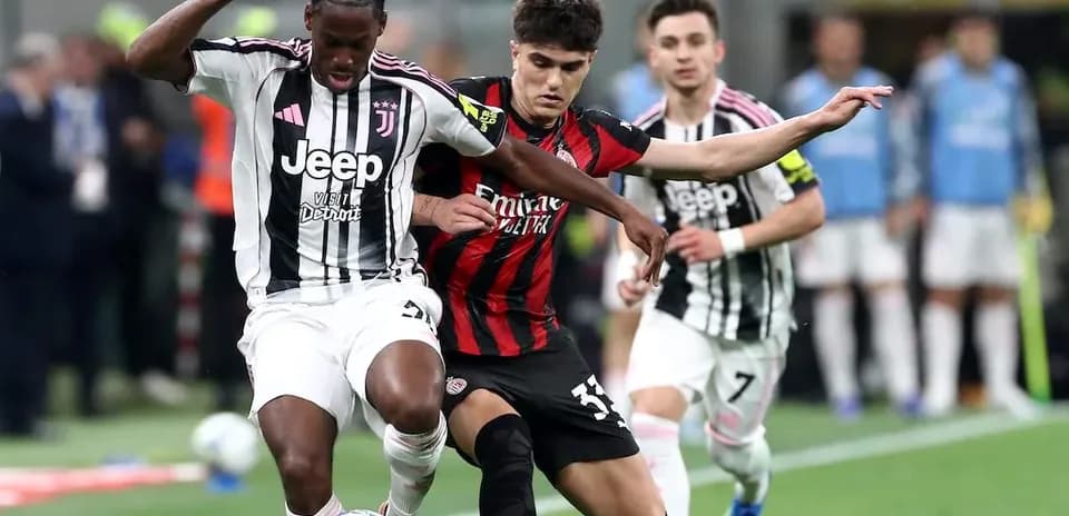 Jugadores de Juventus y Milan luchando por el balón