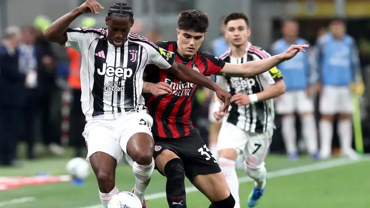 Jugadores de Juventus y Milan luchando por el balón