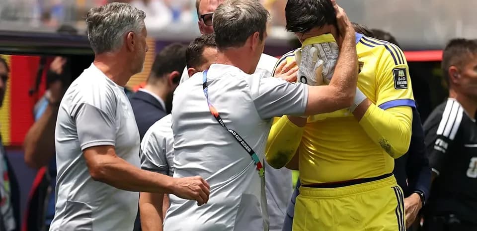 Entrenadores consolando al portero después del partido