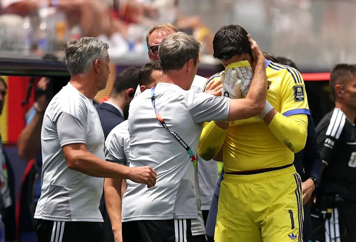 Entrenadores consolando al portero después del partido