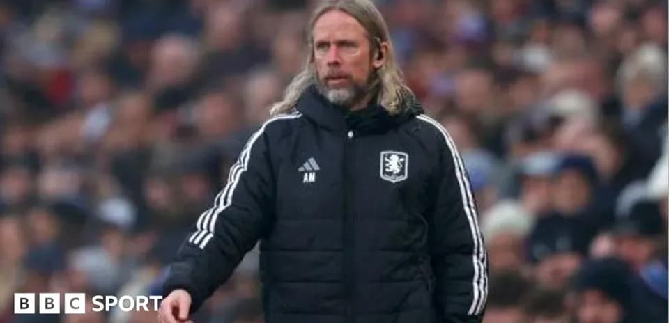 Entrenador dirigiendo a su equipo en el partido