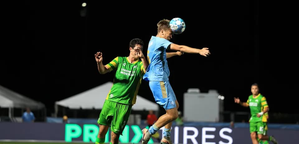 Jugador de JAX saltando para cabezear el balón