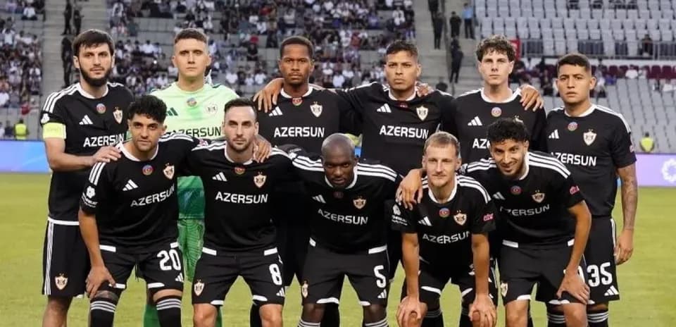 Equipo de Qarabag posando para la foto